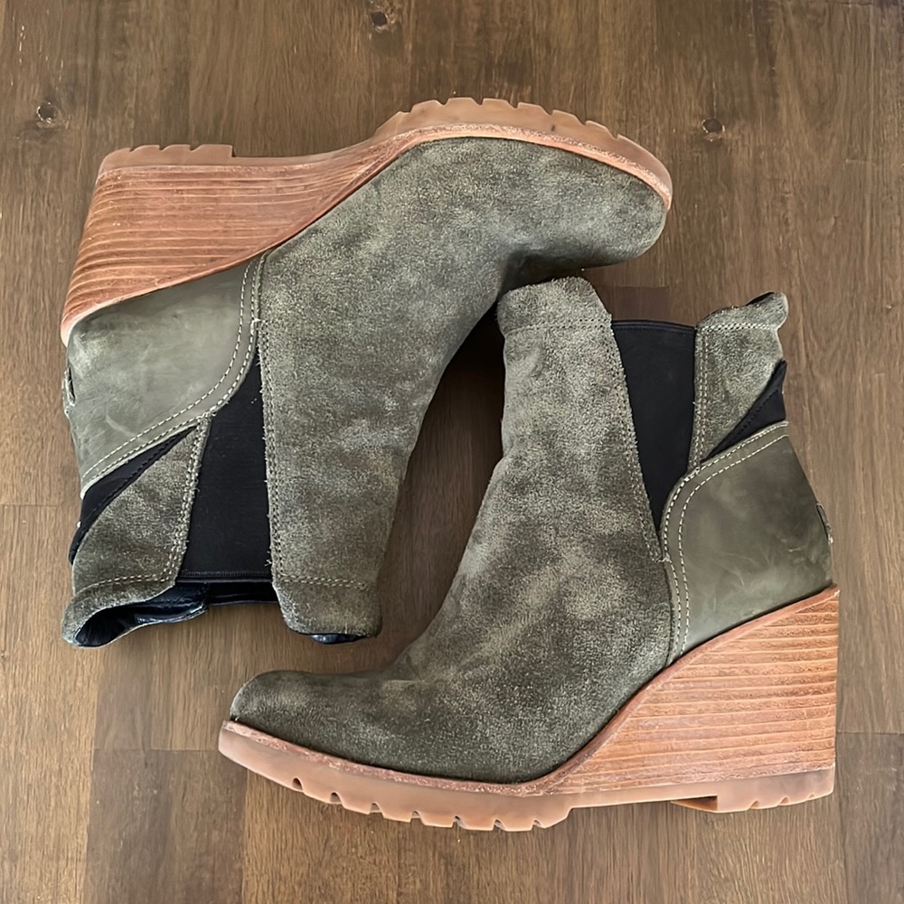 Sorel 8.5 after hours suede wedge